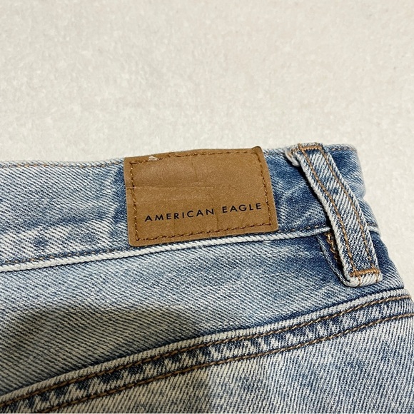 American Eagle Women's Jeans Distressed Relaxed Mom Light Wash Size 2 - Picture 8 of 16